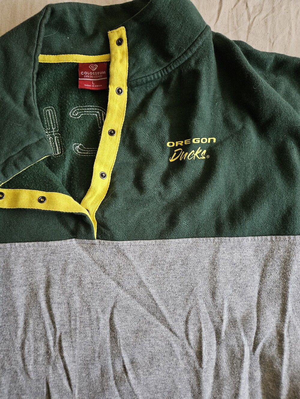 Colosseum Oregon Ducks Green, Gray & Yellow Quartsnap Sweatshirt